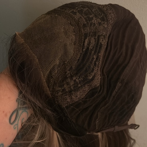 Stunning synthetic wig - Picture 8 of 9